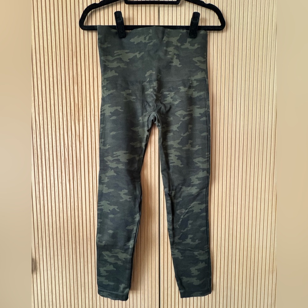 SPANX Look At Me Now Seamless Camo Leggings – XL - Picture 3 of 6